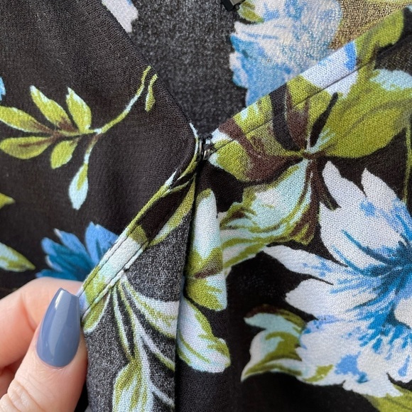 Banana Republic Genuine wrap style floral top - Picture 8 of 9